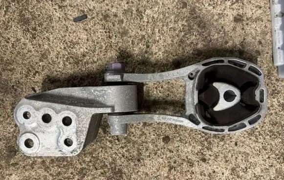 Toyota C-HR II Engine mount bracket 460000