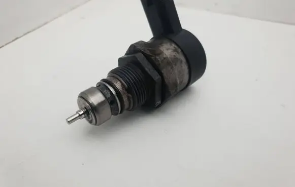 Volvo XC70 Fuel pressure regulator 30777576 23718630 0281002712