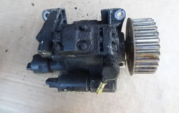 Renault Megane II Fuel injection high pressure pump 8200663258 H82286029