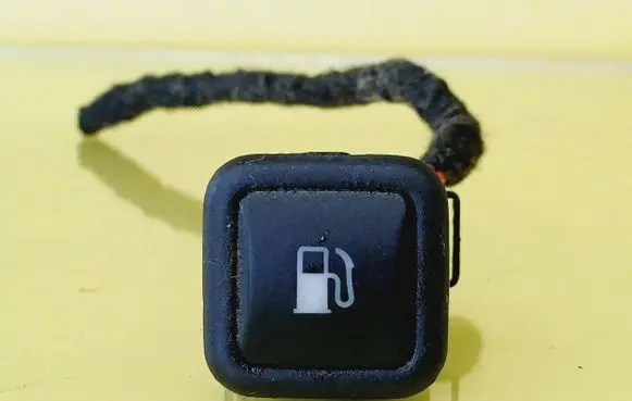Volkswagen Golf IV Fuel tank opening switch 3B0959833A