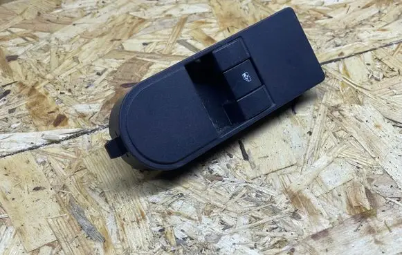 Opel Zafira B Electric window control switch 13228709