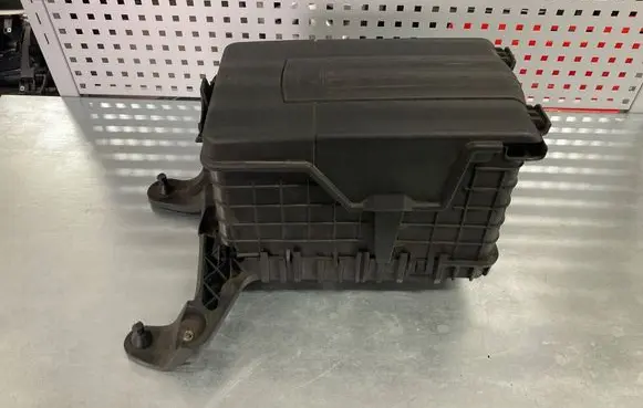 Volkswagen PASSAT B7 Battery tray 1K0915333