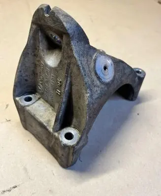 Volkswagen Touareg I Engine mounting bracket 07Z199307B