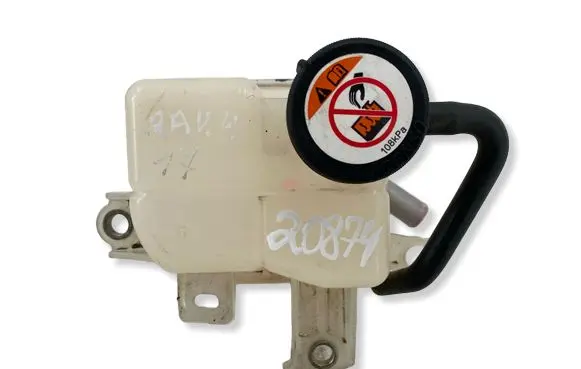 Toyota RAV 4 (XA40) Brake fluid reservoir 