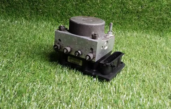 Nissan Note (E11) ABS Pump 476609U100