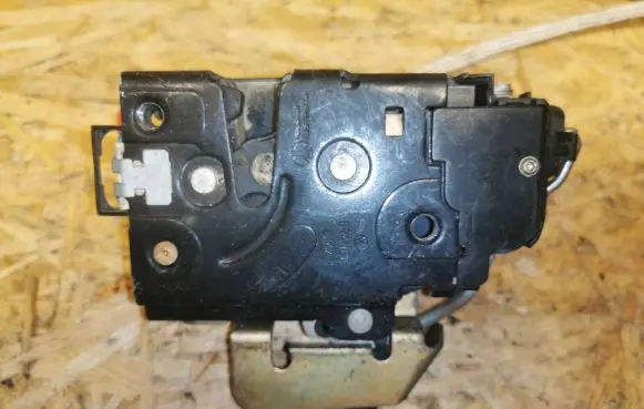 Audi A6 S6 C5 4B Front door lock 4B1837016B PA66309