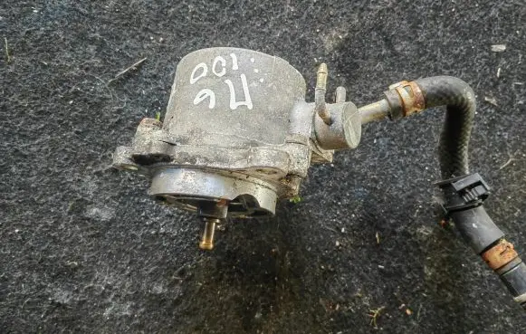 Mazda 6 Vacuum pump X2T58172