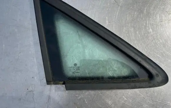 Volkswagen Touran I Front triangle window/glass 1T0845412