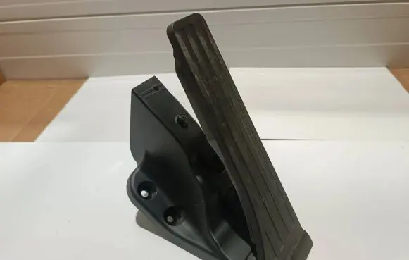 Mercedes-Benz E W213 Accelerator throttle pedal A2053000004 ZGS00508