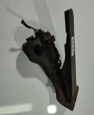 Accelerator throttle pedal