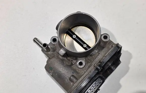 Lexus CT 200H Throttle valve 2203037060