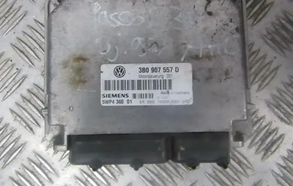 Volkswagen PASSAT B5 Engine control unit/module 3B0907557D 5WP436001