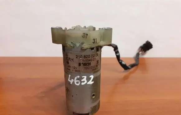 Mercedes-Benz E W210 Seat adjustment motor 0130002567 4632