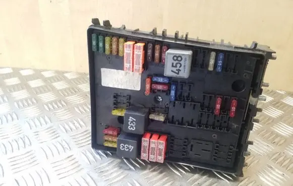 Volkswagen Golf V Fuse module 1K0937124H