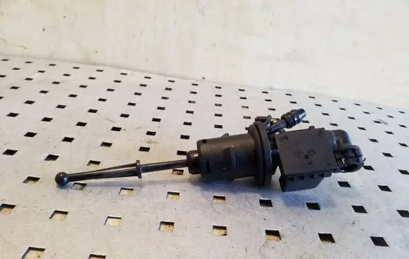 Skoda Octavia Mk2 (1Z) Clutch master cylinder KG15065418