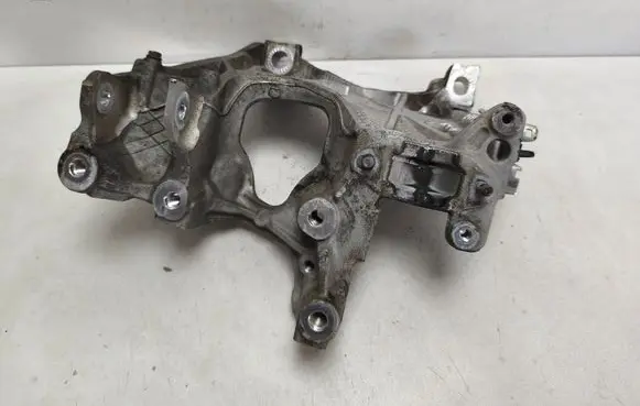 Engine mounting bracket