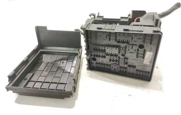 Volkswagen Golf V Fuse module 01394932 013949631