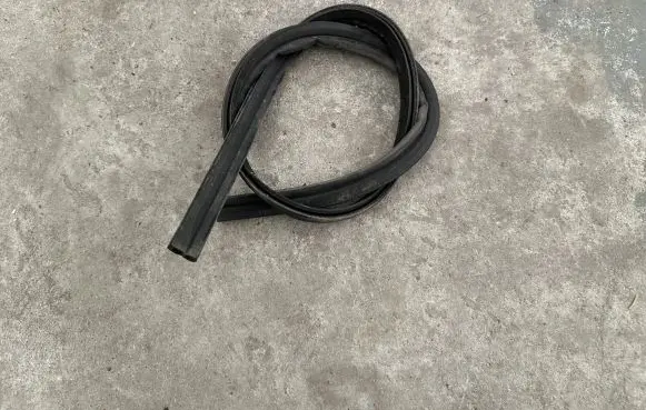 Suzuki Swift III Wiper trim
