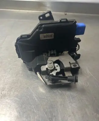 Seat Altea Front door lock 4E1837016 PA66307GF