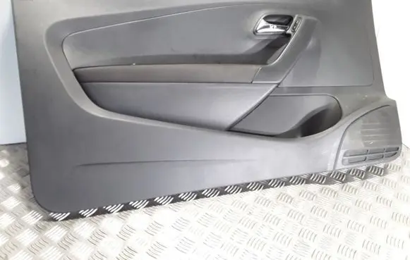 Volkswagen Polo V 6R Front door card panel trim