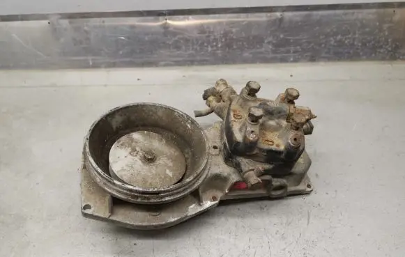 Volkswagen Golf I Fuel distributor 0438120162 049133353S 0438100116