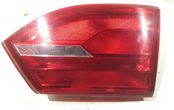 Volkswagen Jetta VI Tailgate rear/tail lights F00htv4022