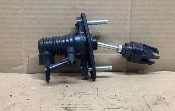 Toyota RAV 4 (XA40) Clutch slave cylinder 