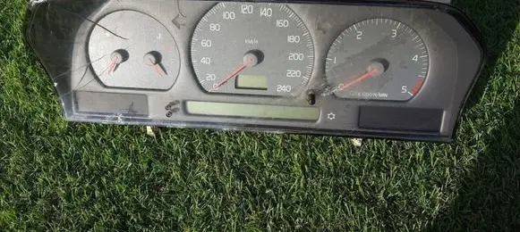 Volvo S70 V70 V70 XC Speedometer (instrument cluster) 9168386