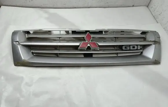 Mitsubishi Pajero Front bumper upper radiator grill MR387981