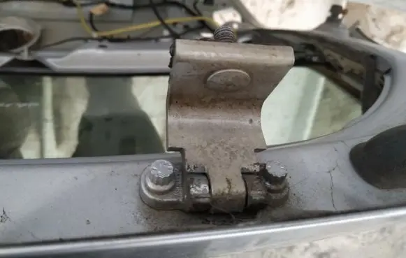 Volkswagen Golf V Tailgate/trunk/boot hinge