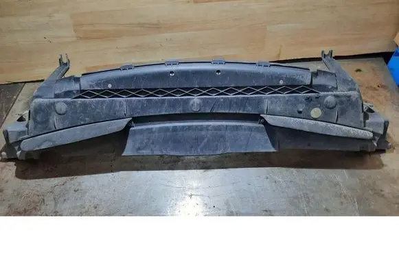 Volvo V70 Engine splash shield/under tray