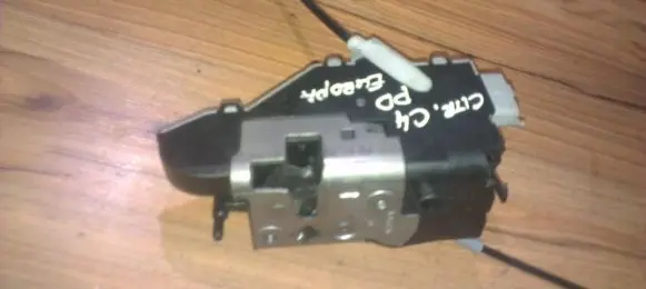 Citroen C4 I Front door lock 9683416580