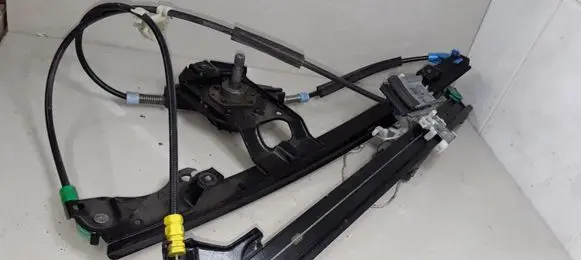 Volkswagen Golf III Front door manual window regulator 1H08374028
