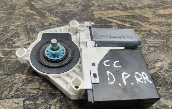 Volkswagen PASSAT CC Front door window regulator motor 3C095979 914858140 3C8959702