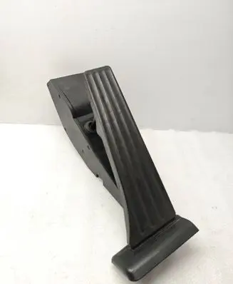 Accelerator throttle pedal