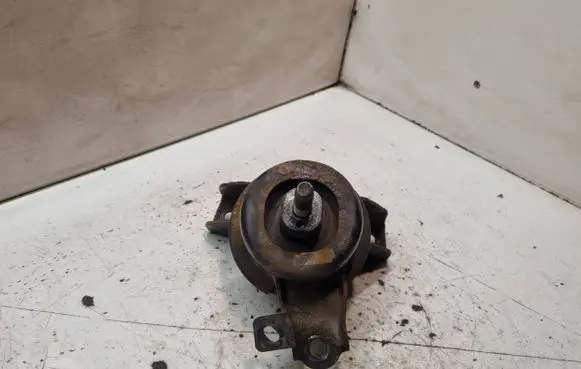 KIA Carens II Engine mount bracket