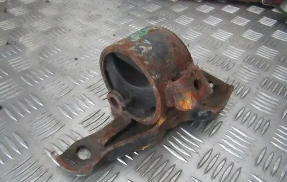 Toyota Carina T190 Engine mount bracket 
