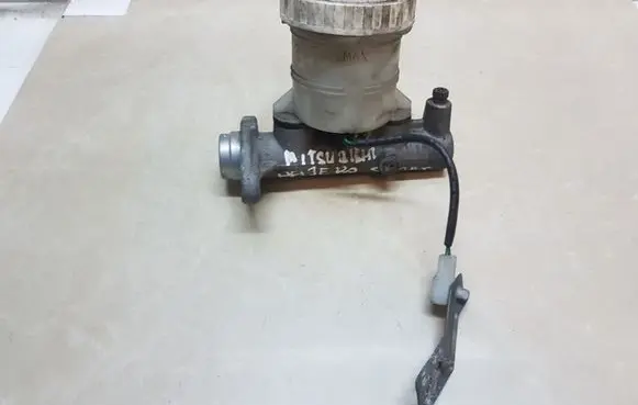 Mitsubishi Pajero Sport I Brake fluid reservoir 