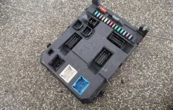 Citroen C3 Picasso Fuse module 9664983480