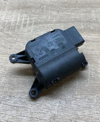 Volkswagen Touran I Air flap motor/actuator 1K0907511 0132801345