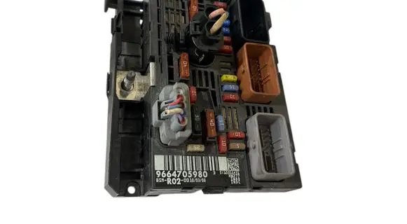 Peugeot 407 Fuse module 9664705980