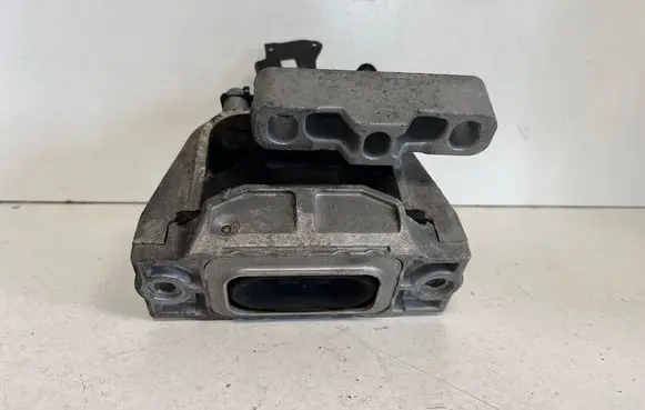 Volkswagen Tiguan Engine mount bracket 5N0131552E