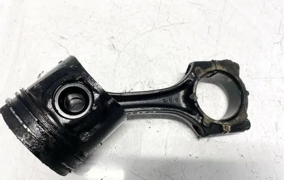Toyota Avensis T250 Piston with connecting rod
