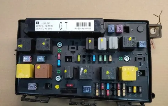 Opel Zafira B Fuse box set 13206747 IMPRK1394739