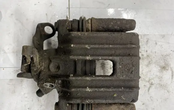 Volkswagen Golf III Rear brake caliper