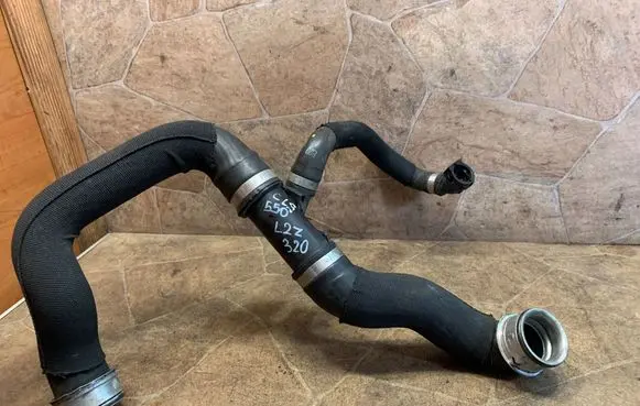 Mercedes-Benz CLS C218 X218 Engine coolant pipe/hose A2185011282