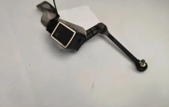 Headlight/headlamp level sensor