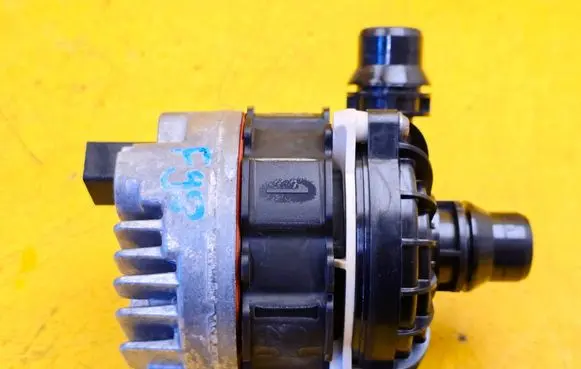 BMW X4M F98 Electric auxiliary coolant/water pump 8686899