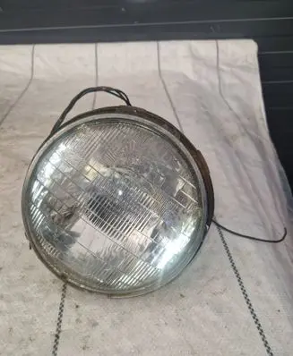 Toyota Land Cruiser (FJ60) Headlight/headlamp E117603
