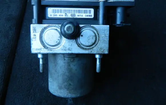 Nissan Note (E11) ABS Pump 0265950811 476609U40A